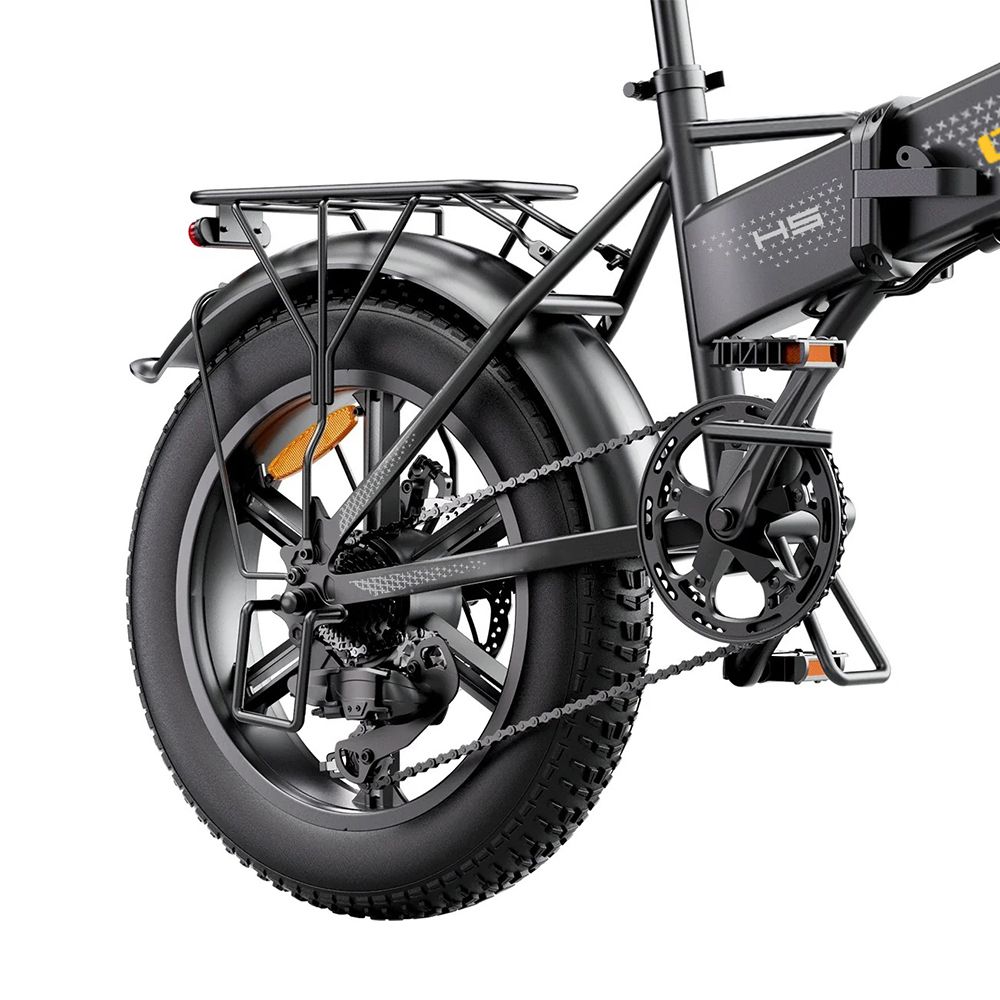 Hinterrad des E-Bikes. Schwarze Farbe, Gepäckträger, Schutzblech, Kette und Bremsscheibe.