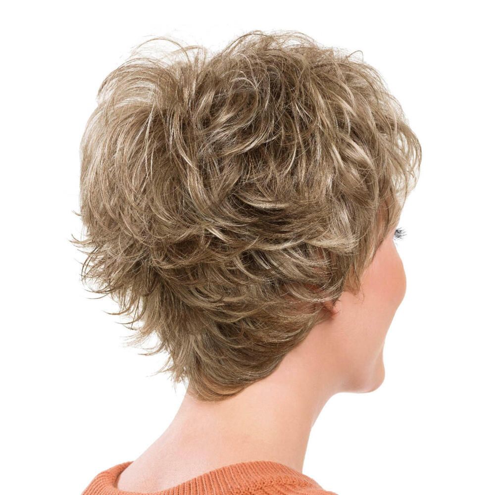 Kurzhaarperücke mit gewelltem Haar in Blond- und Brauntönen. Rückansicht einer Frau.