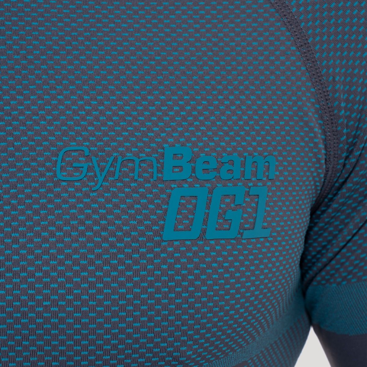 Detailansicht des Herren T-Shirts: Logo 'GymBeam OG1' in Türkis auf grauem Stoff.