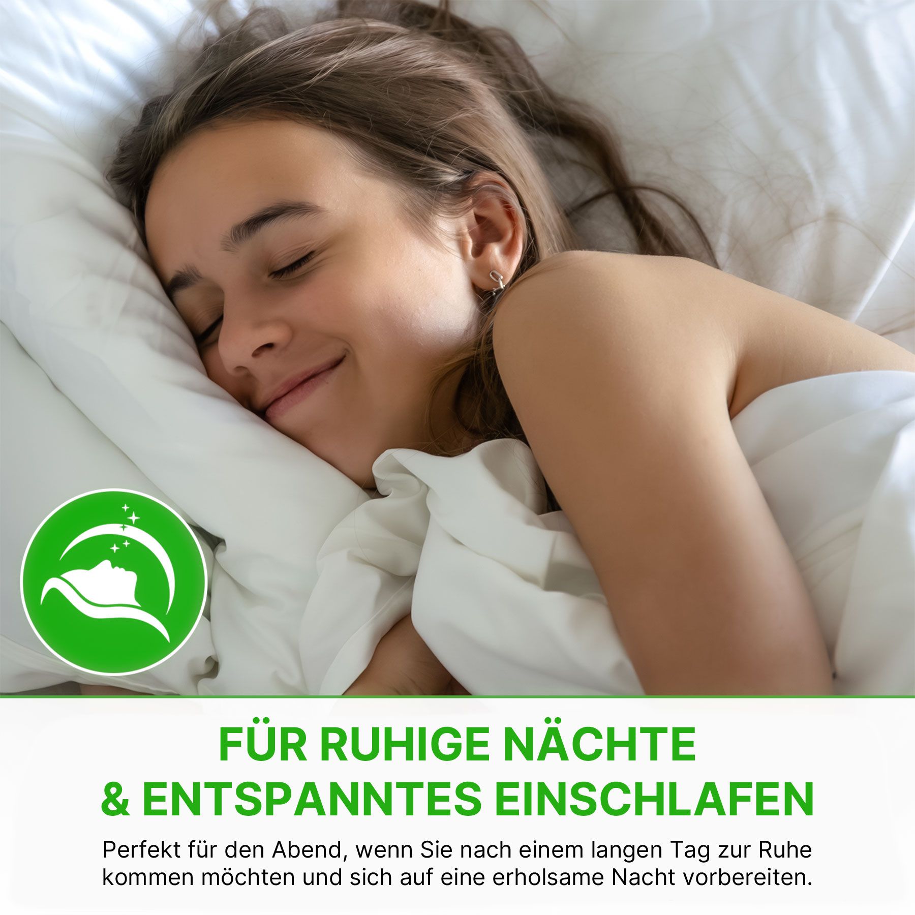 Junge Frau schläft friedlich auf einem Kissen unter einer weißen Decke.