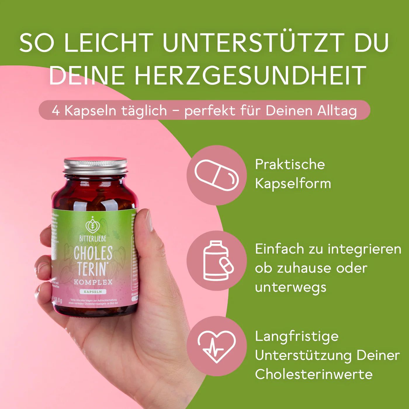 Hand hält eine braune Glasflasche mit BitterLiebe Cholesterin Komplex Kapseln. Aufschrift: 4 Kapseln täglich. Praktische Kapselform.