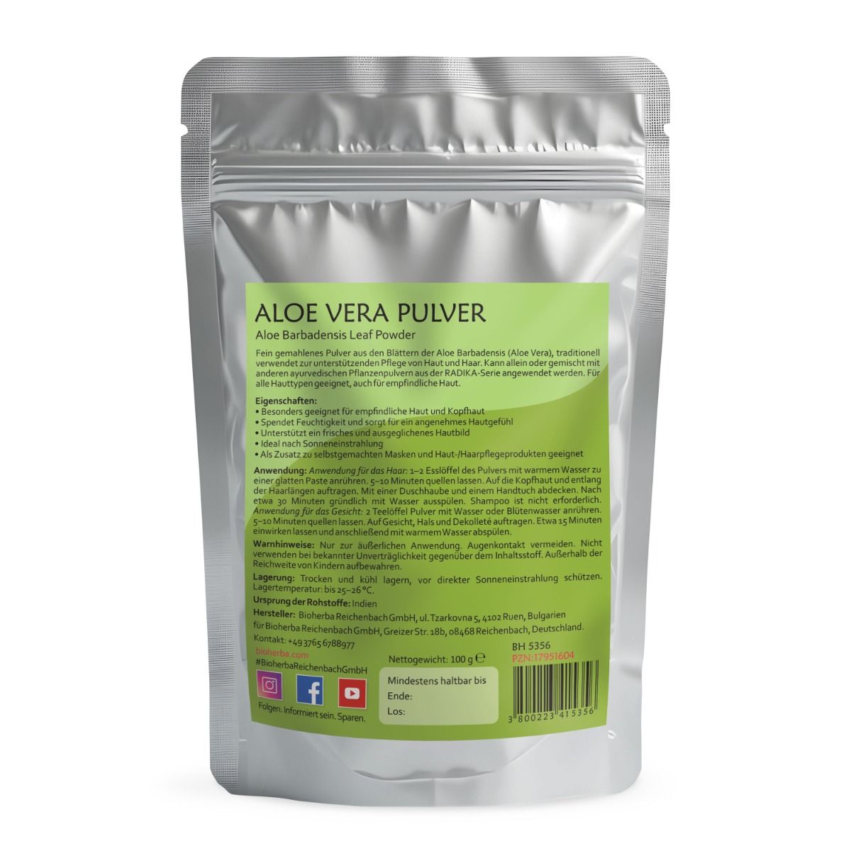 Silberfarbene Beutelverpackung mit grünem Etikett. Beschriftung: Aloe Vera Pulver, Aloe Barbadensis Leaf Powder. Text in Deutsch.