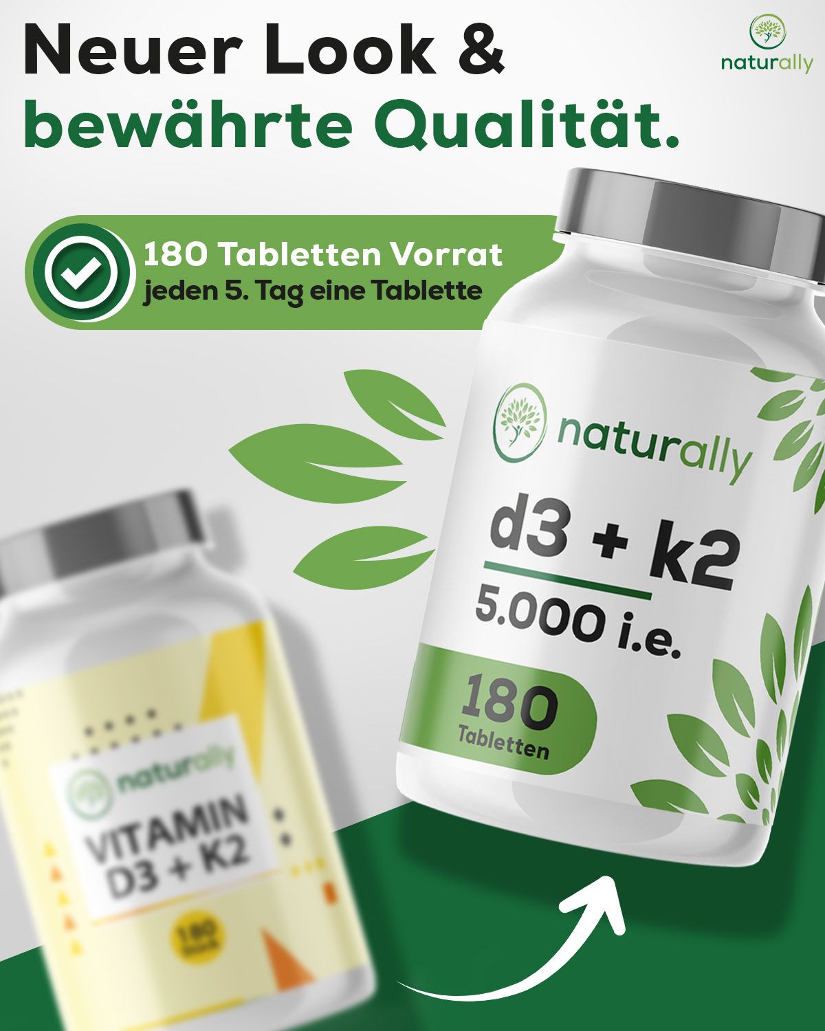 Zwei Flaschen. Eine unscharf, eine scharf. Aufschrift: naturally, d3 + k2, 5.000 i.E., 180 Tabletten. Grünes Blatt-Design.