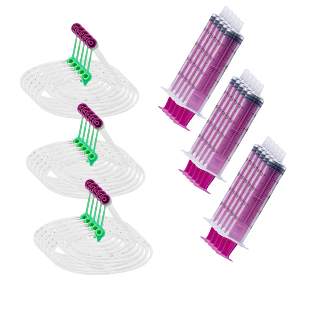 Mehrere Schlauchsysteme und Spritzen. Die Spritzen enthalten rosa Flüssigkeit. Die Schlauchsysteme haben grüne Verbinder.