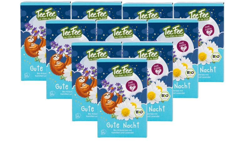 Mehrere Packungen TeeFee Gute Nacht Bio Kräutertee. Blaue Verpackung mit Kamille, Faultier und Logo. Bio-Siegel.