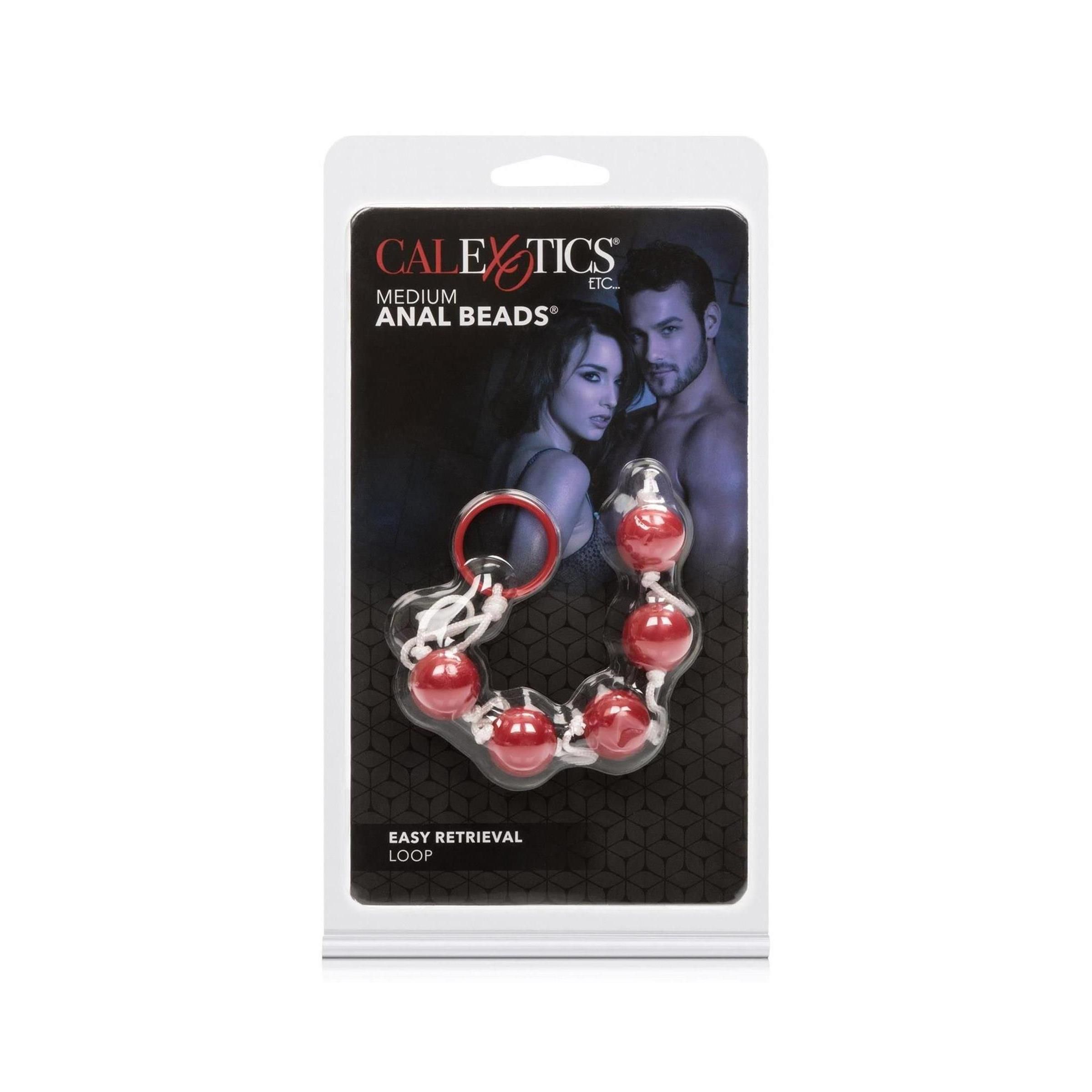 Analperlen in Verpackung. Rote Kugeln, weißes Band, roter Ring. Marke CalExotics. "Medium" und "Easy Retrieval Loop" auf der Verpackung.