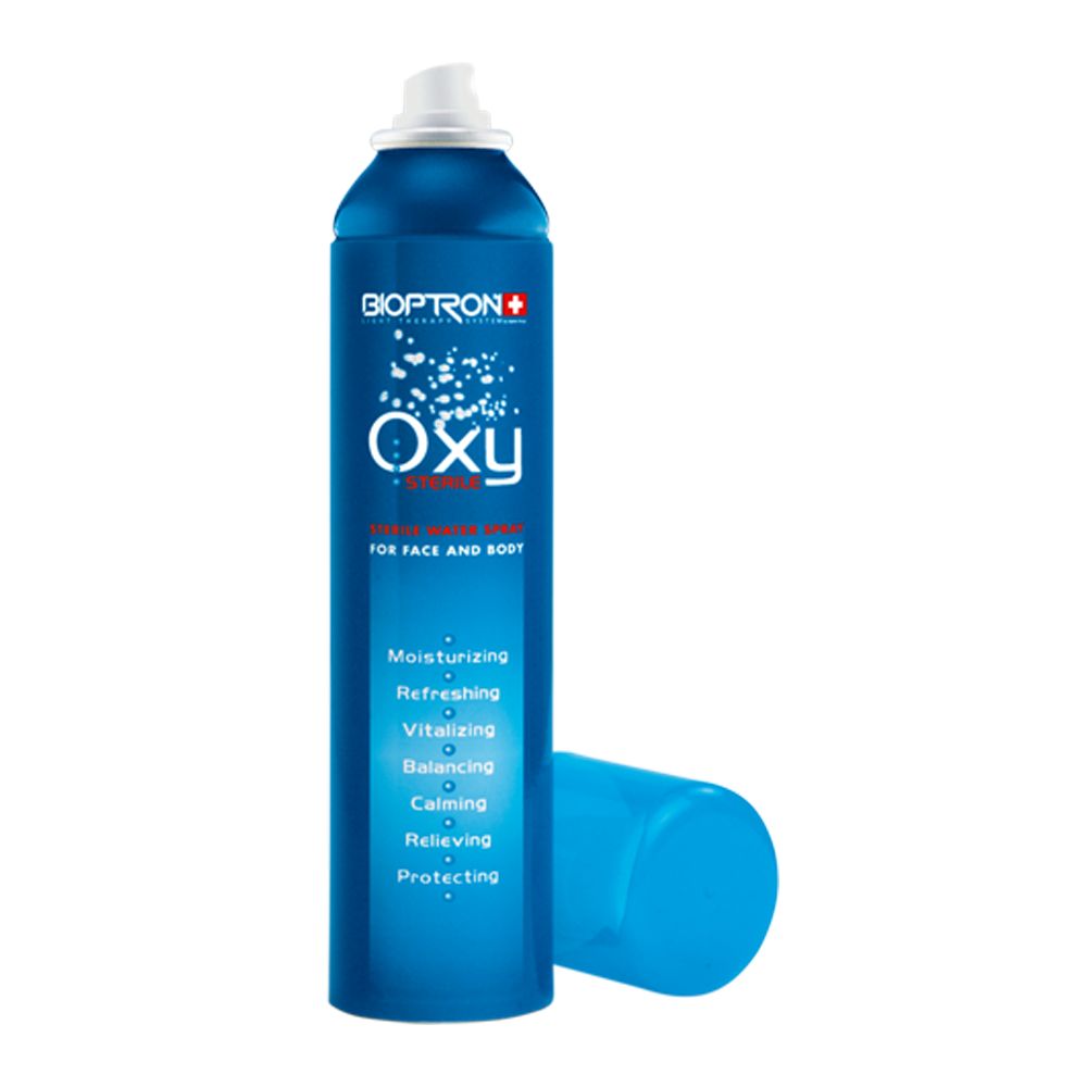 Blaue Sprühflasche mit weißem Sprühkopf. Aufschrift: Bioptron, Oxy Spray. Für Gesicht und Körper. Eigenschaften: feuchtigkeitsspendend, erfrischend.