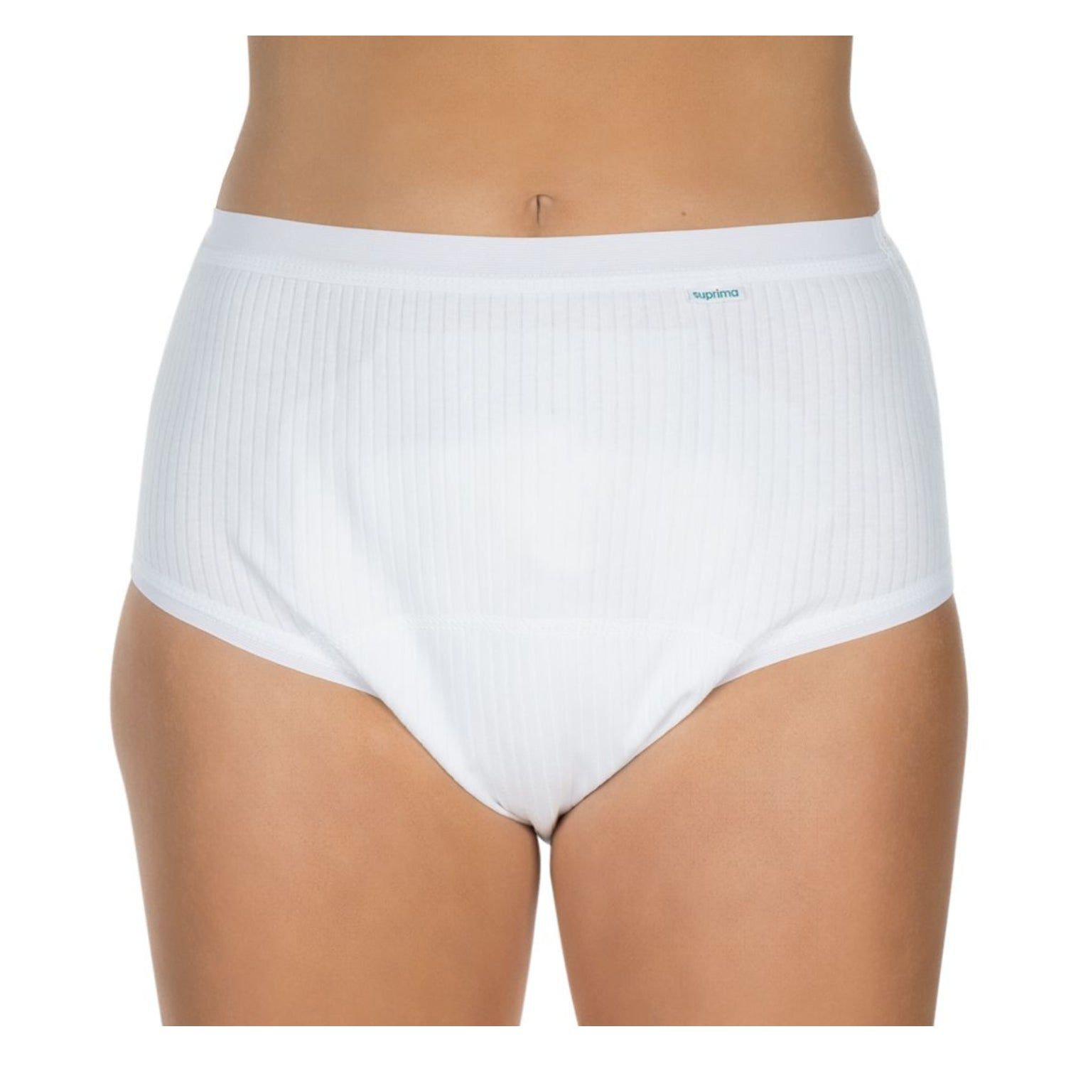 Weiße Baumwoll-Slip in Schlupfform. Geripptes Material. Kleines Logo. Frontansicht, getragen von einer Person.