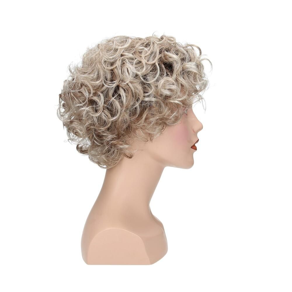 Perücke mit lockigem, blondem Haar auf einem Schaufensterkopf. Seitenansicht.