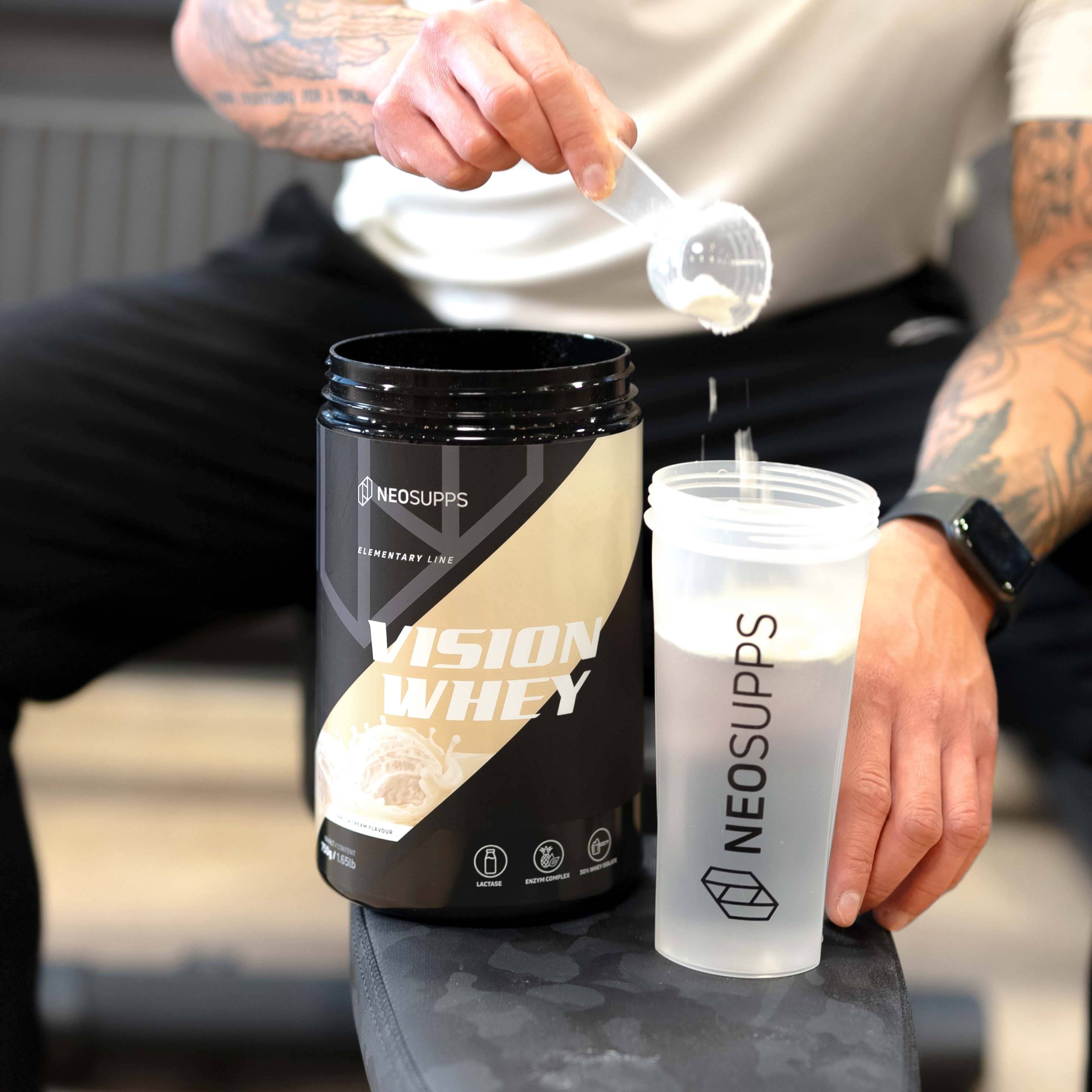 Mann gießt Pulver in Shaker. Dose "VISION WHEY" und Shaker mit "NEOSUPPS"-Logo.