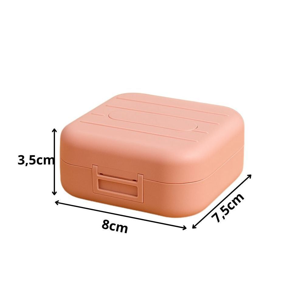 Rosa Tablettenbox mit den Maßen 8 x 7,5 x 3,5 cm. Rechteckige Form mit abgerundeten Ecken.