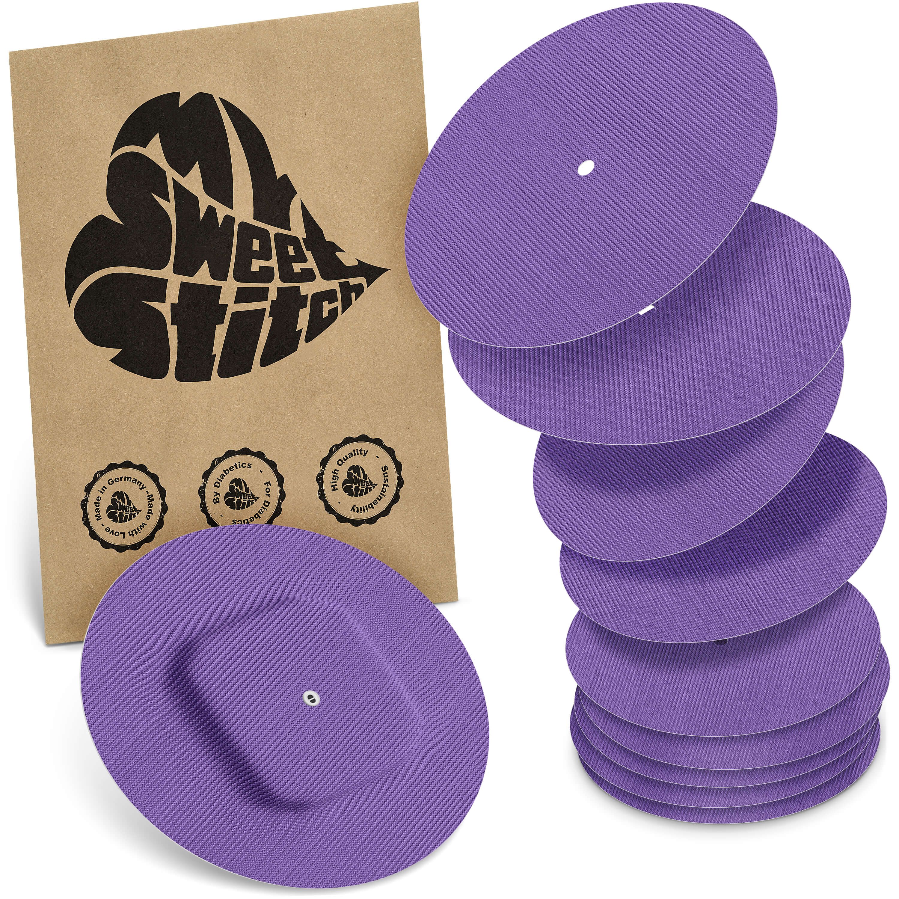 Packung mit runden, lilafarbenen Pflastern. Auf der Packung steht "MySweetStitch". Mehrere Pflaster sind gestapelt.