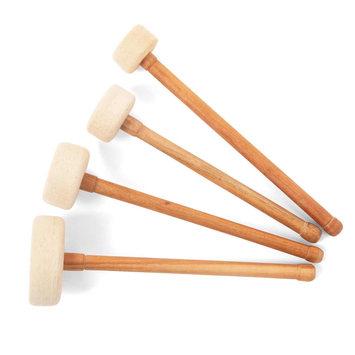 Vier Filz-Klöppel mit runden Köpfen und Holzgriffen, nebeneinander liegend.