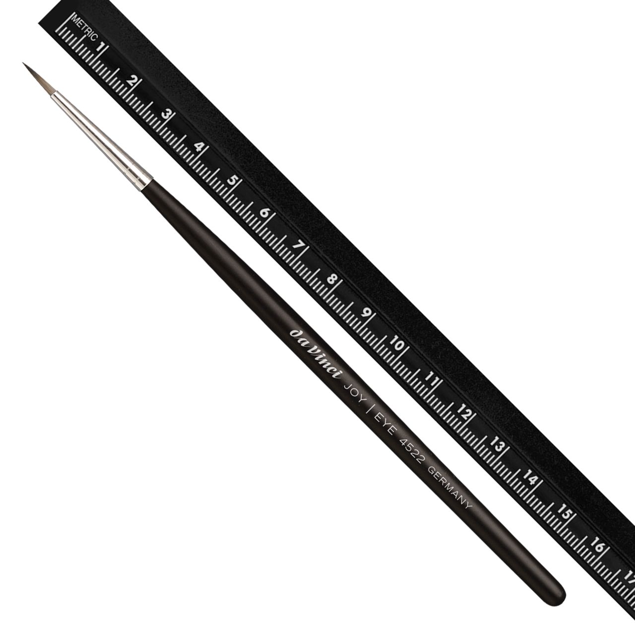 Eyeliner-Pinsel mit schwarzem Griff, silberner Spitze und Da Vinci-Logo. Auf schwarzem Lineal platziert.