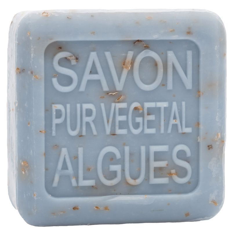 Quadratische Seife mit Prägung. Text: SAVON PUR VEGETAL ALGUES. Hellblaue Farbe mit goldenen Partikeln.