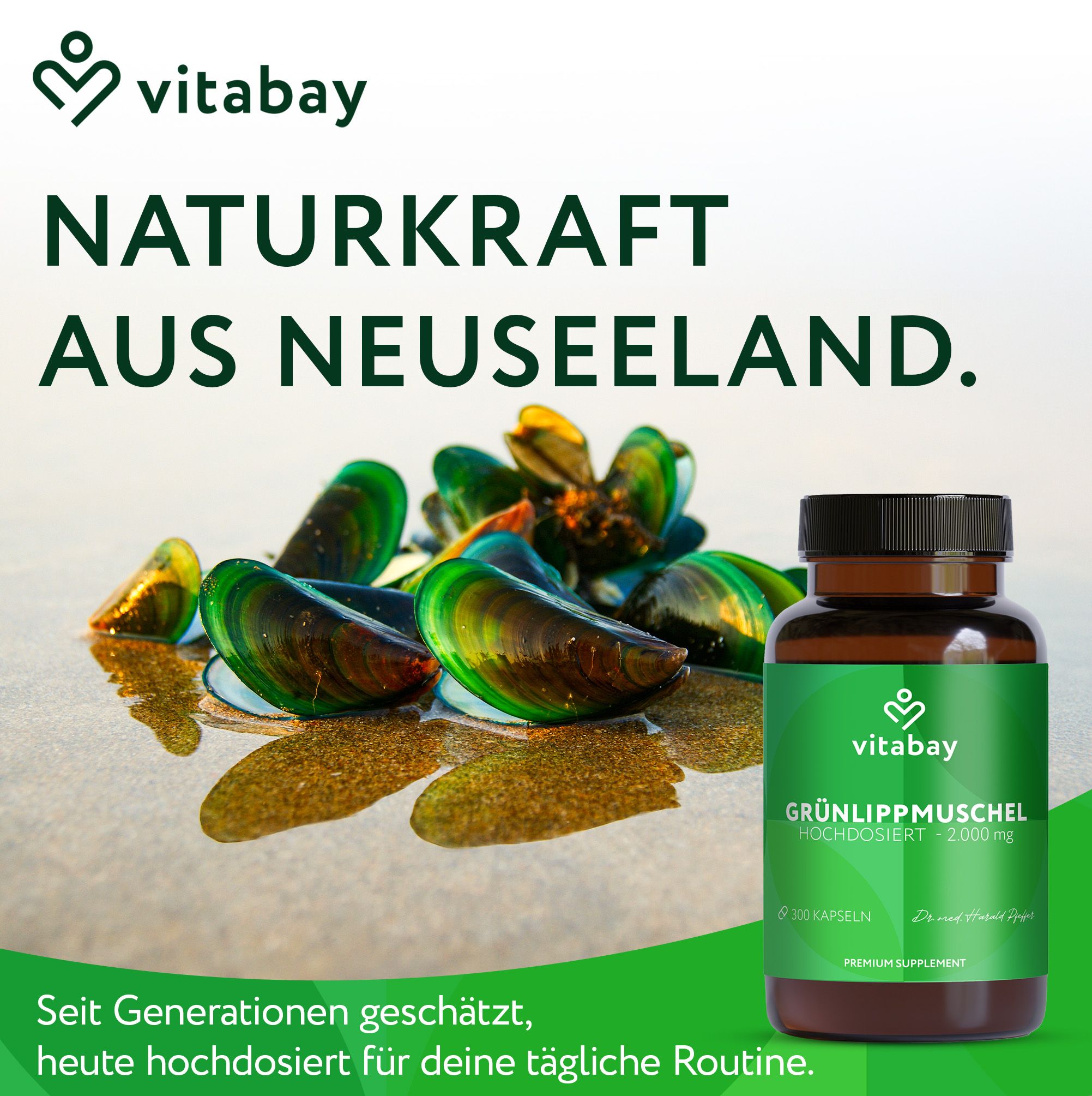 Grünlippmuscheln am Strand, daneben eine Flasche Vitabay GRÜNLIPPMUSCHEL 2000 mg.