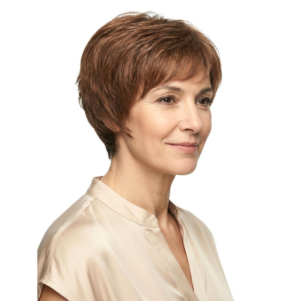 Kurzhaarperücke, braun, seitlich. Frau mit beigem Oberteil. Natürlicher Look.