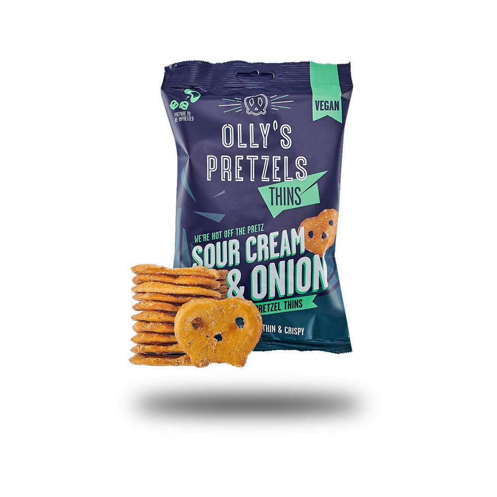 Packung mit Olly's Pretzel Thins, saure Sahne und Zwiebel. Daneben ein Stapel und ein einzelnes Pretzel.