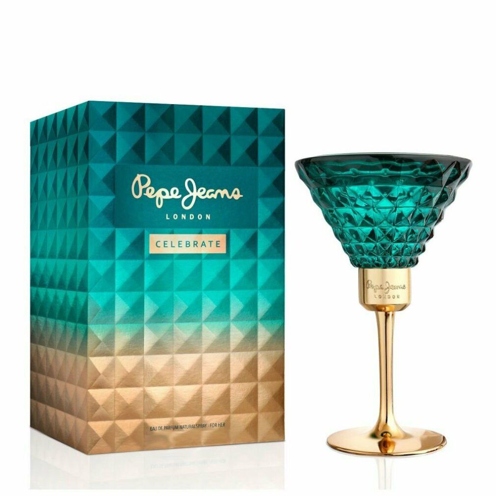 Pepe Jeans Celebrate Eau de Parfum Flakon in Cocktailglas-Form mit goldenem Stiel und Sockel, neben der passenden Verpackung.