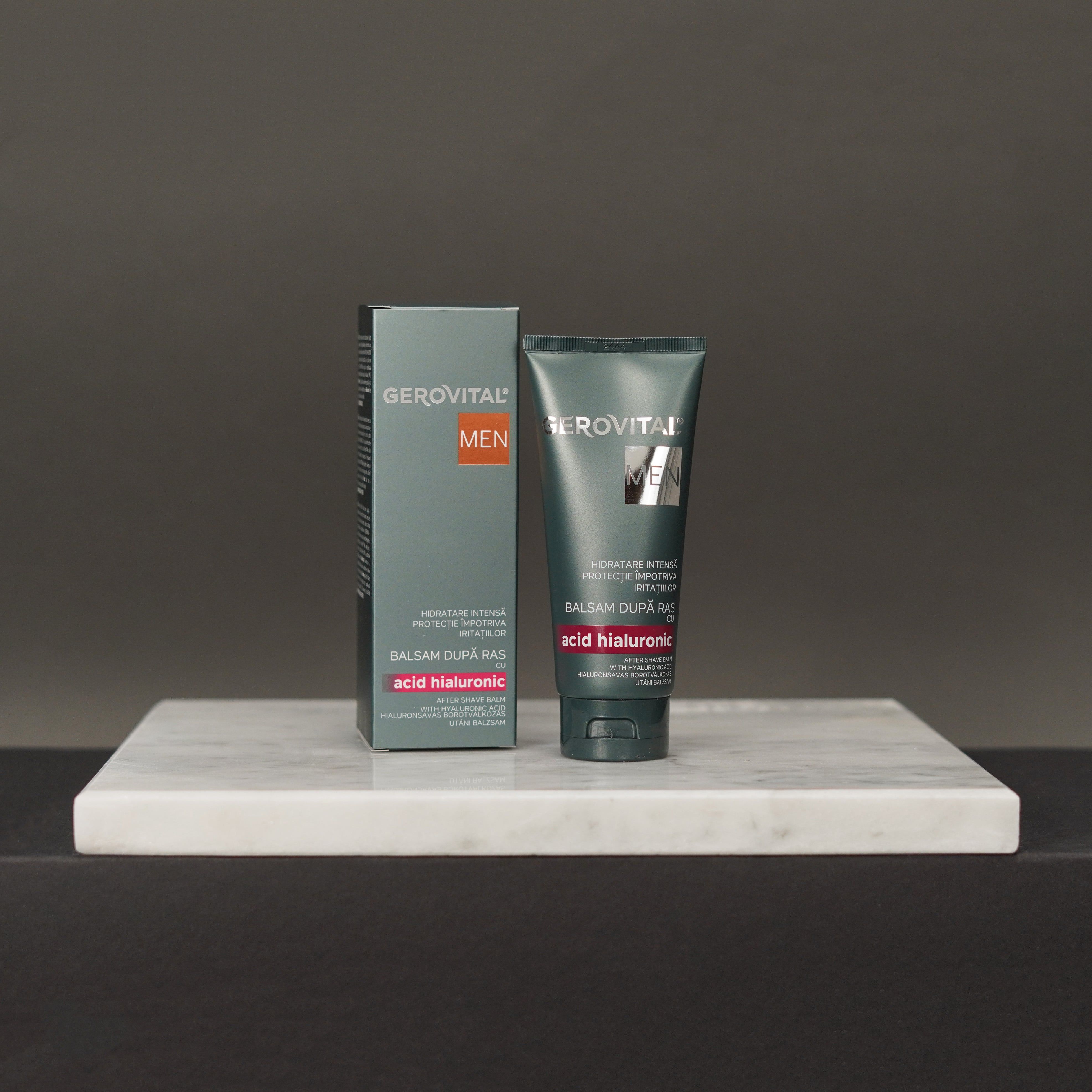 Dunkelgrüne Tube und Verpackung auf einer weißen Oberfläche. Aufschrift: GERIVITAL MEN, Balsam după ras, acid hyaluronic.