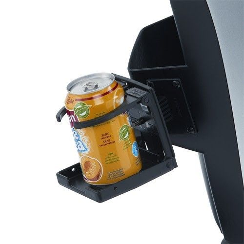 Schwarzer Getränkehalter mit Dose. Der Halter ist an einem schwarzen Rahmen befestigt. Die Dose ist gelb und hat Aufdrucke.