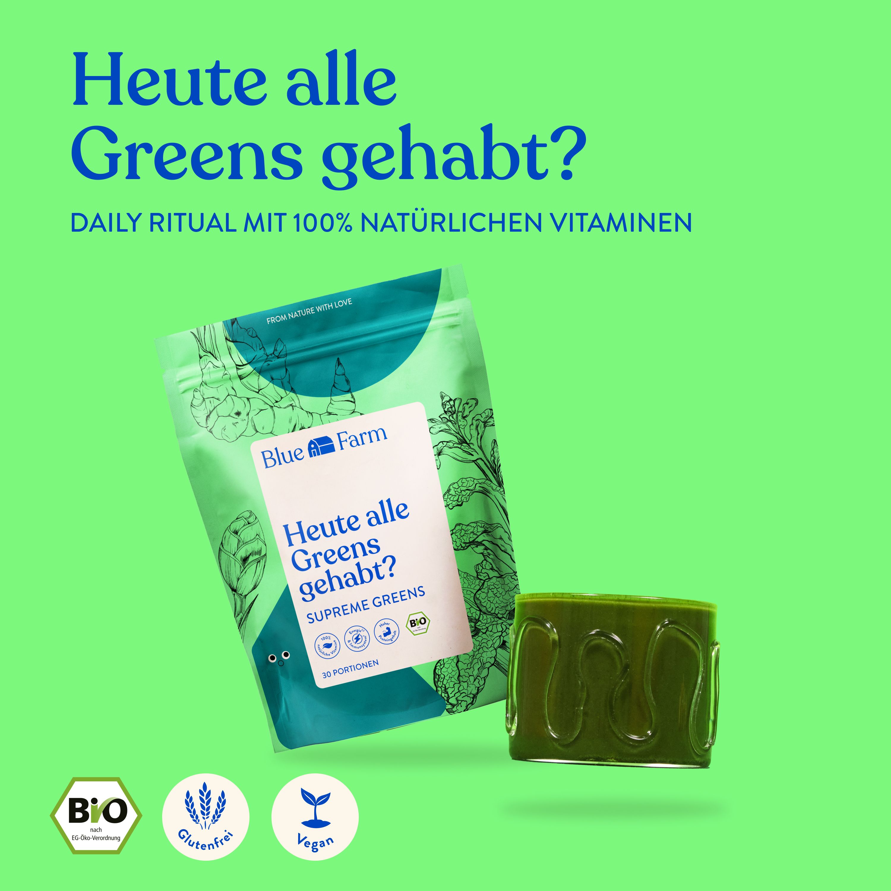 Grüner Hintergrund mit Produktverpackung und Glas mit grünem Getränk. Text: "Heute alle Greens gehabt?" und Logos.
