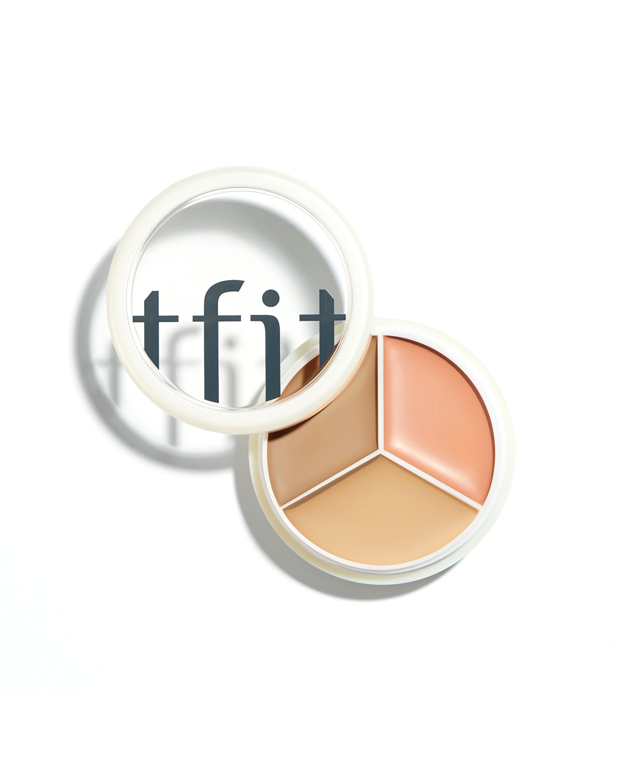 Runder Concealer-Palette mit drei Farbtönen. Deckel mit 'tfit'-Logo. Weißer Behälter.