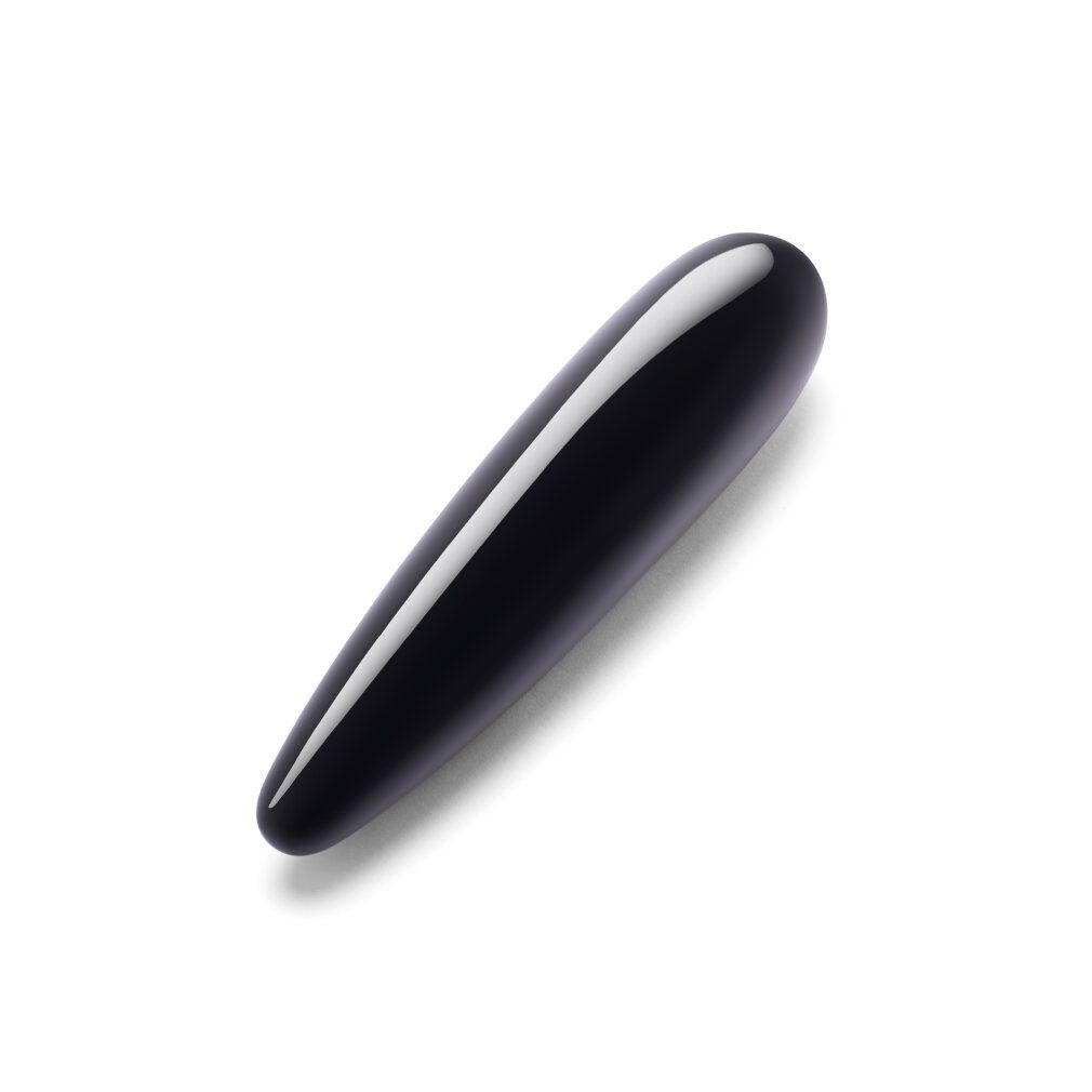 Schwarze, längliche Obsidian-Kristall-Wand. Glatte, glänzende Oberfläche.