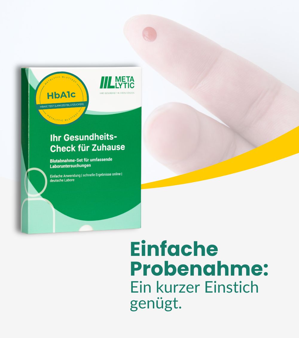 HbA1c-Test-Verpackung neben Finger mit Blutstropfen. Text: Einfache Probenahme: Ein kurzer Einstich genügt.