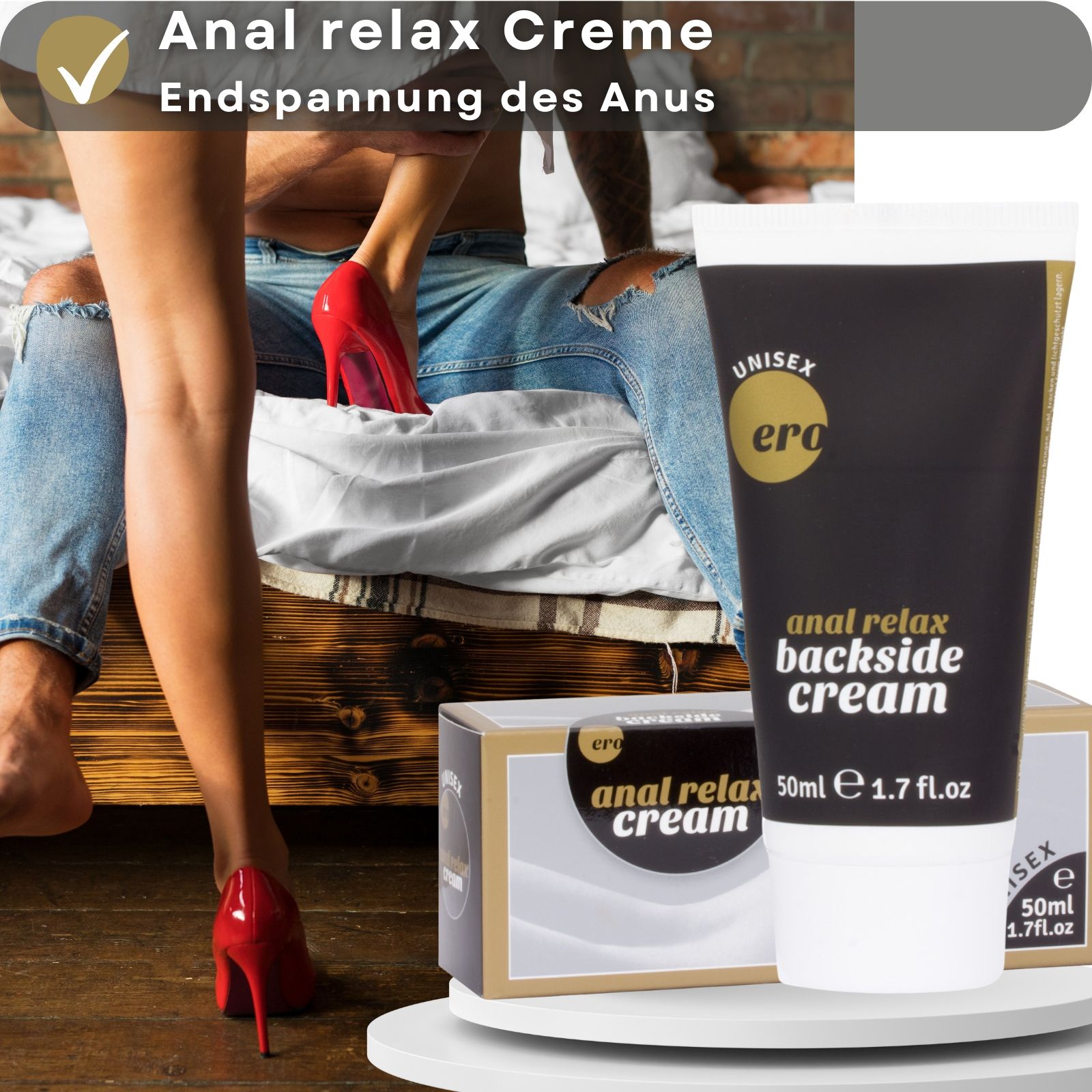 Creme-Tube und Schachtel. Aufschrift: "Ero", "anal relax backside cream". Schwarzer Tube, goldfarbene Schrift. Paar im Hintergrund.