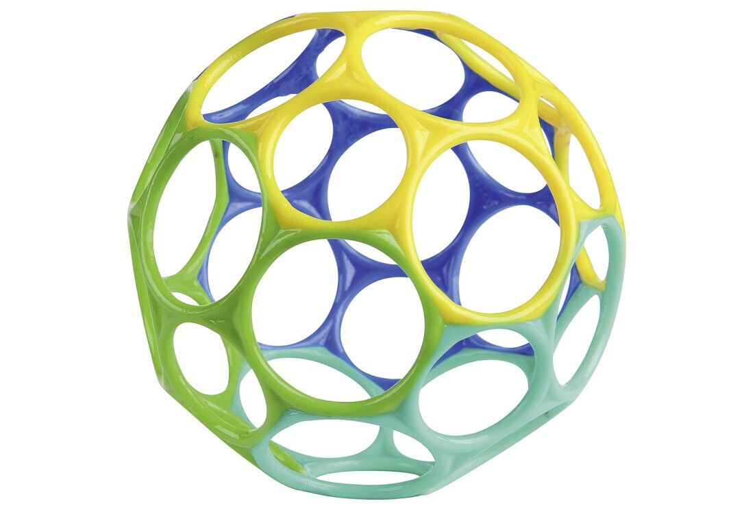 Offener Ball aus Kunststoff mit runden Öffnungen. Farben: Gelb, Blau, Grün und Türkis. Auf weißem Hintergrund.