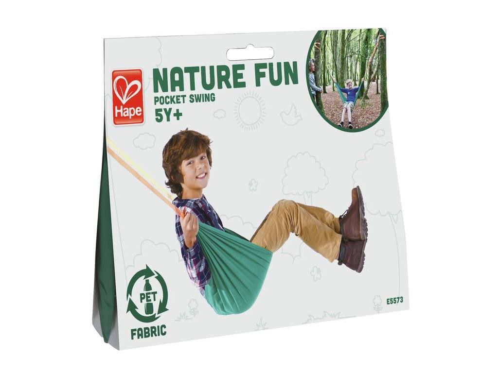 Verpackung der Hape Taschen-Schaukel. Grün, mit Kind auf der Schaukel. Text: Nature Fun, Pocket Swing, 5Y+.