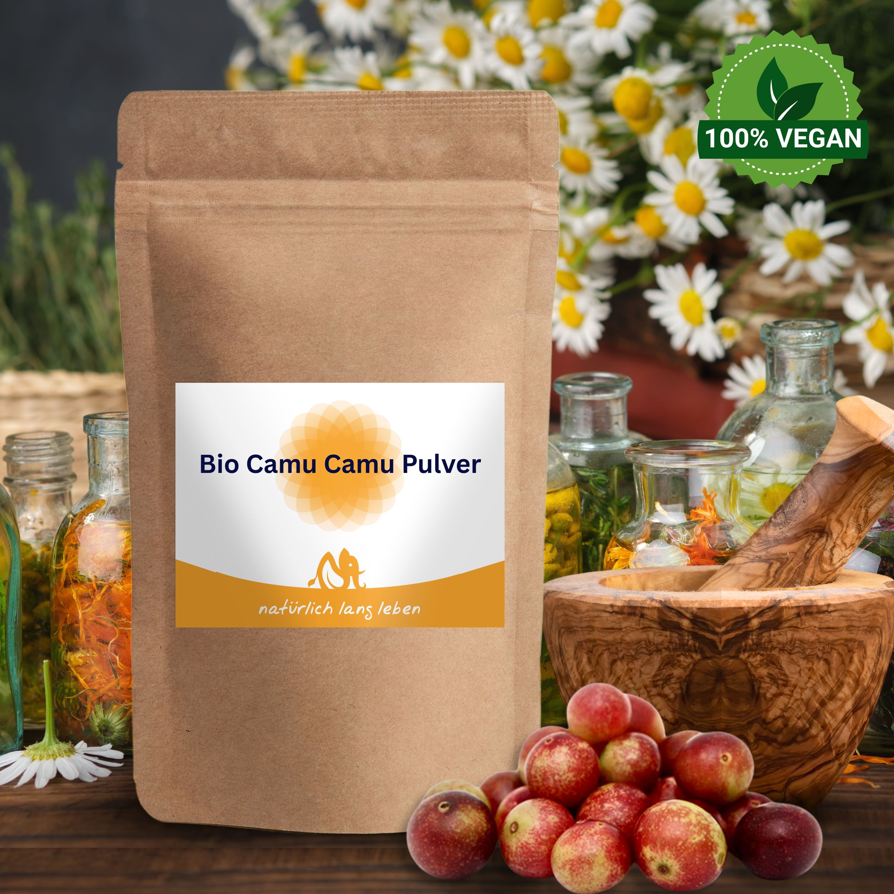 Braune Tüte mit Etikett. Aufschrift: Bio Camu Camu Pulver. Logo: Sonne. Camu Camu Früchte und Kräuter im Hintergrund. 100% Vegan.