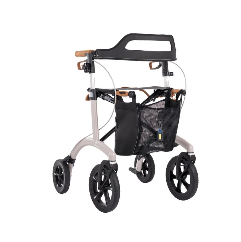 Rollator mit silberfarbenem Rahmen, schwarzen Rädern und einer schwarzen Tasche. Holzfarbene Griffe und eine Rückenlehne.