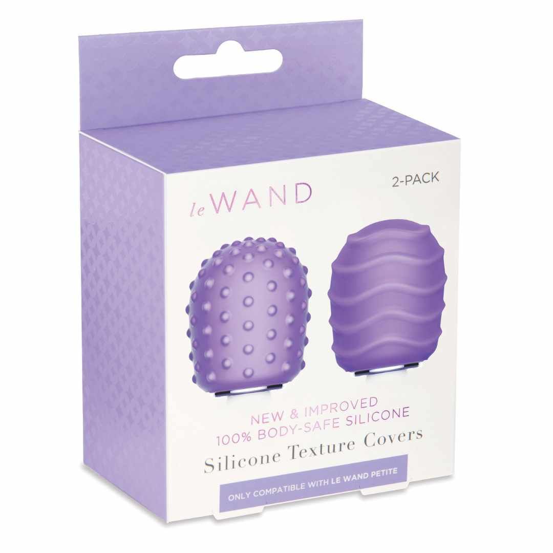 Verpackung mit zwei lilafarbenen Aufsätzen mit Textur. Aufschrift "Le Wand", "2-PACK" und "Silicone Texture Covers".