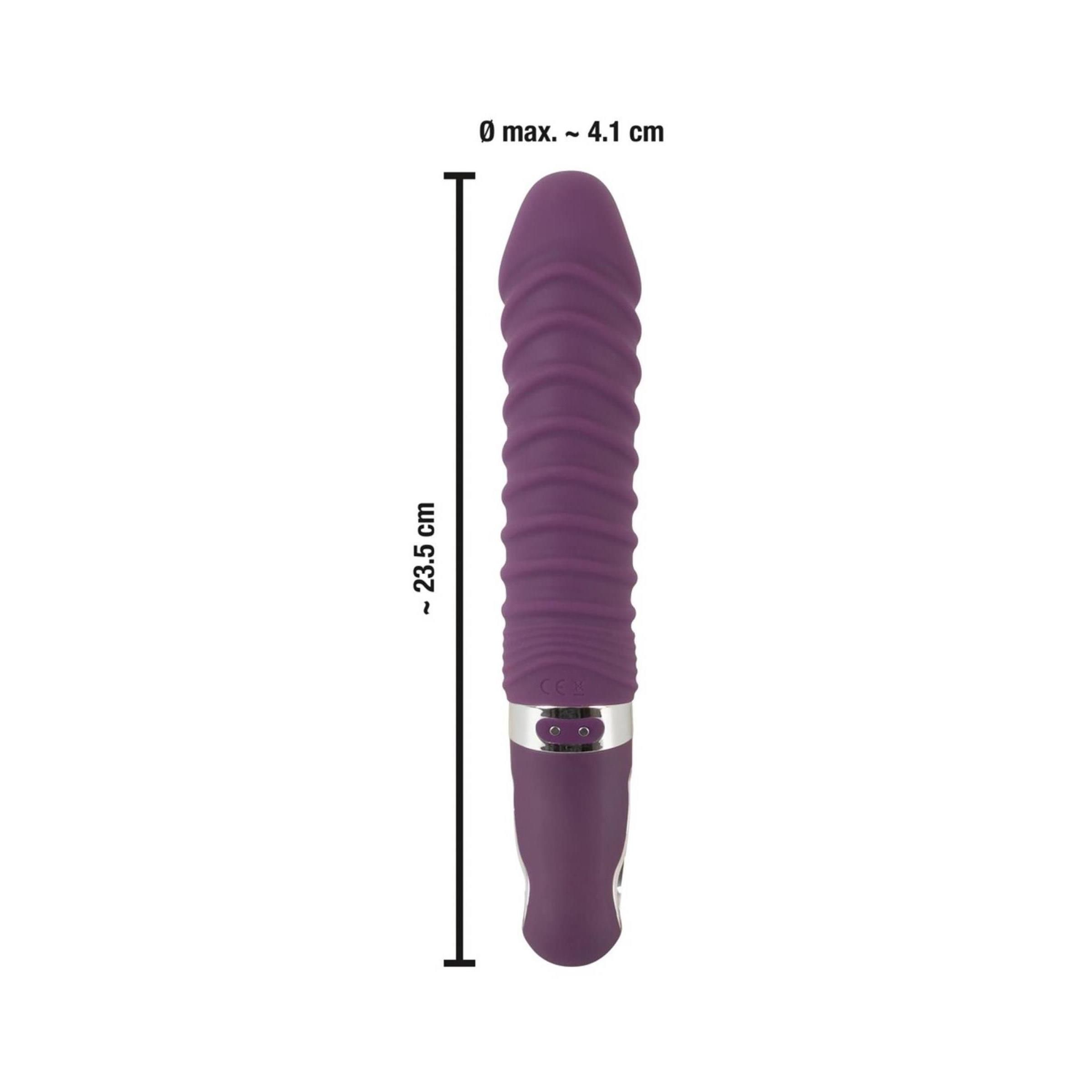 Lila Vibrator mit geriffelter Oberfläche. Maße: ca. 23,5 cm lang, Ø max. 4,1 cm. Silberfarbener Ring am unteren Ende.