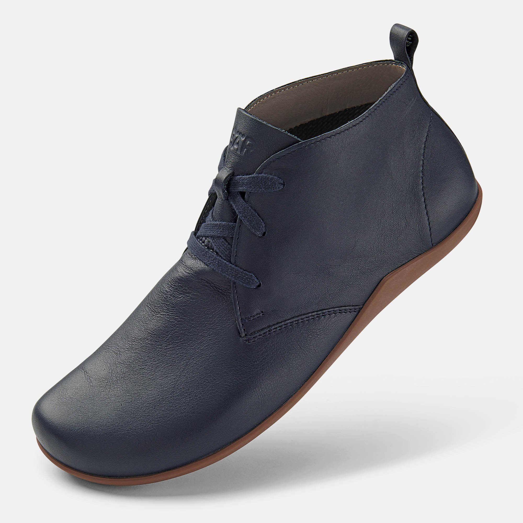 Dunkelblauer Stiefelette mit Schnürung und brauner Sohle. BÄR-Logo auf der Zunge. Ansicht von der Seite.