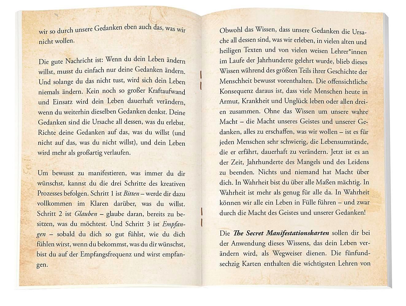 Offene Buchseiten mit Text. Titel: "The Secret Manifestationskarten". Text in deutscher Sprache. Brauner Hintergrund.