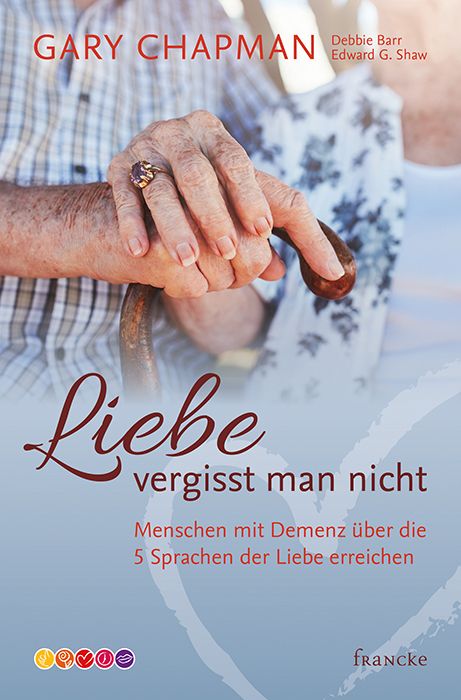Buchcover: "Liebe vergisst man nicht". Autor Gary Chapman. Hände halten einen Gehstock. Titel und Autorennamen sind sichtbar.