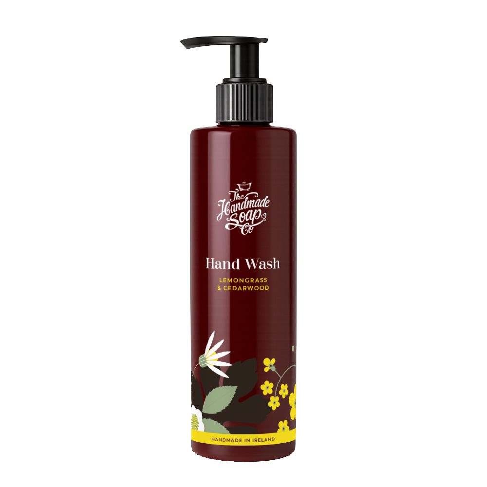 Braune Handseife-Flasche mit schwarzem Pumpkopf. Aufschrift: Hand Wash, Lemongrass & Cedarwood. Gelber Streifen mit Text: Handmade in Ireland.