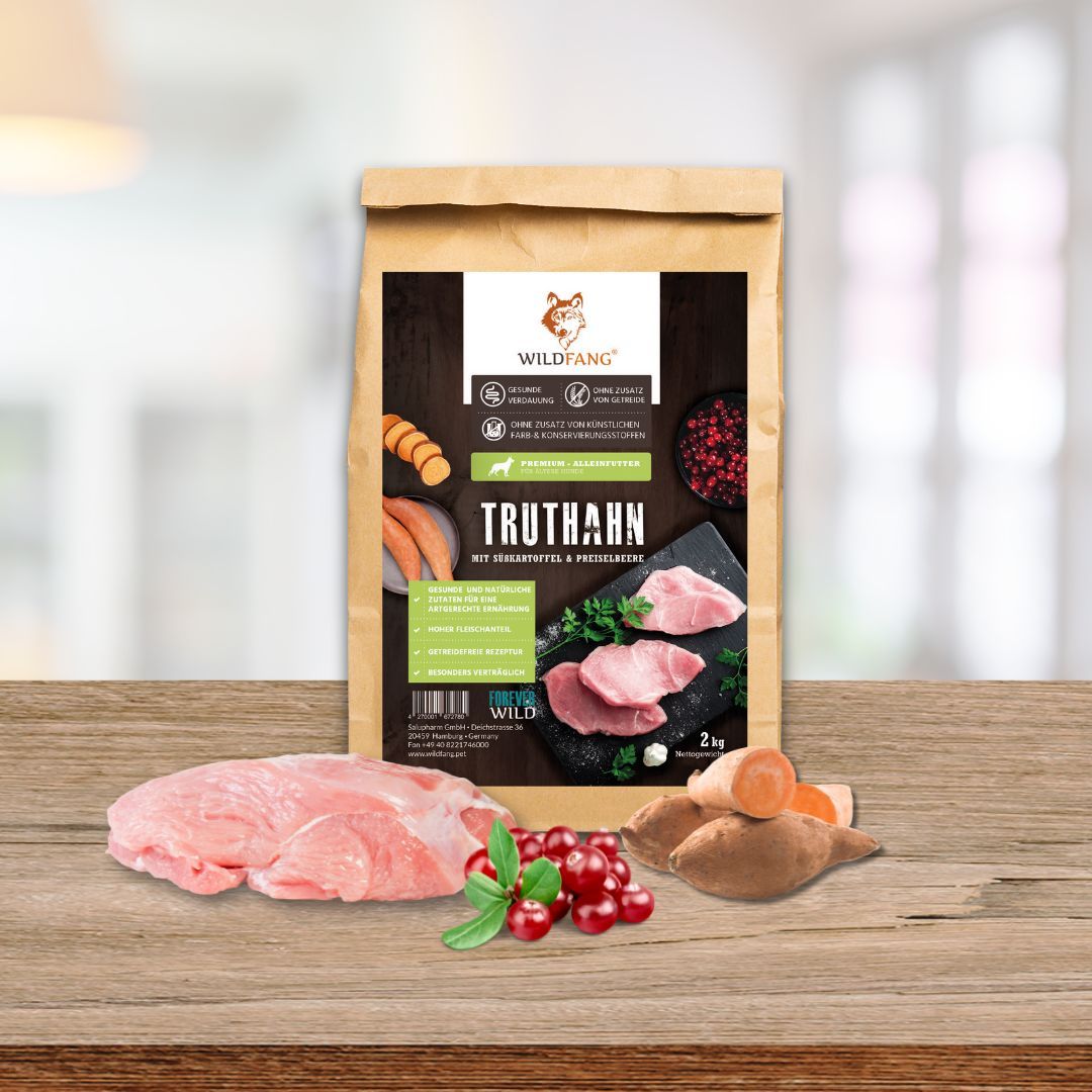 Verpackung Trockenfutter. Text: Truthahn mit Süßkartoffel & Preiselbeere. Logo: Wildfang. 2 kg. Zutaten, Analyse, Fütterungsempfehlung.