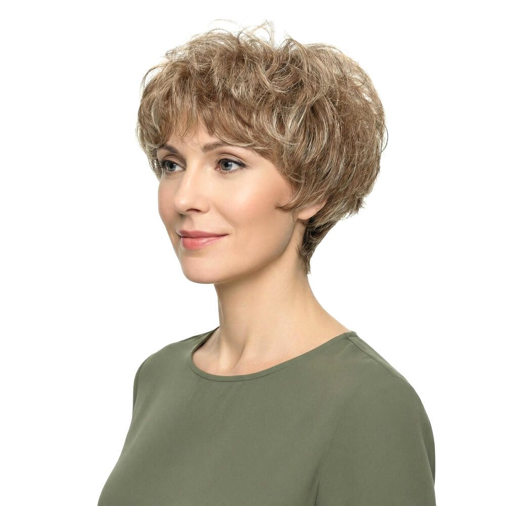 Kurzhaarperücke, blond-meliert, mit Pony, im Profil. Die Trägerin trägt ein olivgrünes Oberteil.