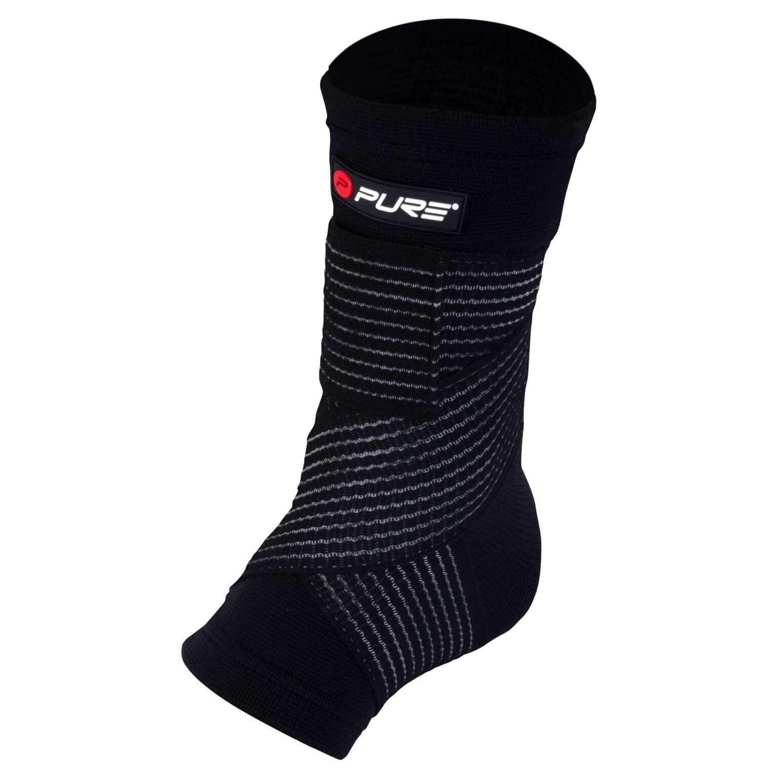 Supporto per caviglia Pure2Improve nero. Realizzato in materiale traspirante con struttura rinforzata. Il logo Pure è visibile. Progettato per la caviglia, ha una forma anatomica.