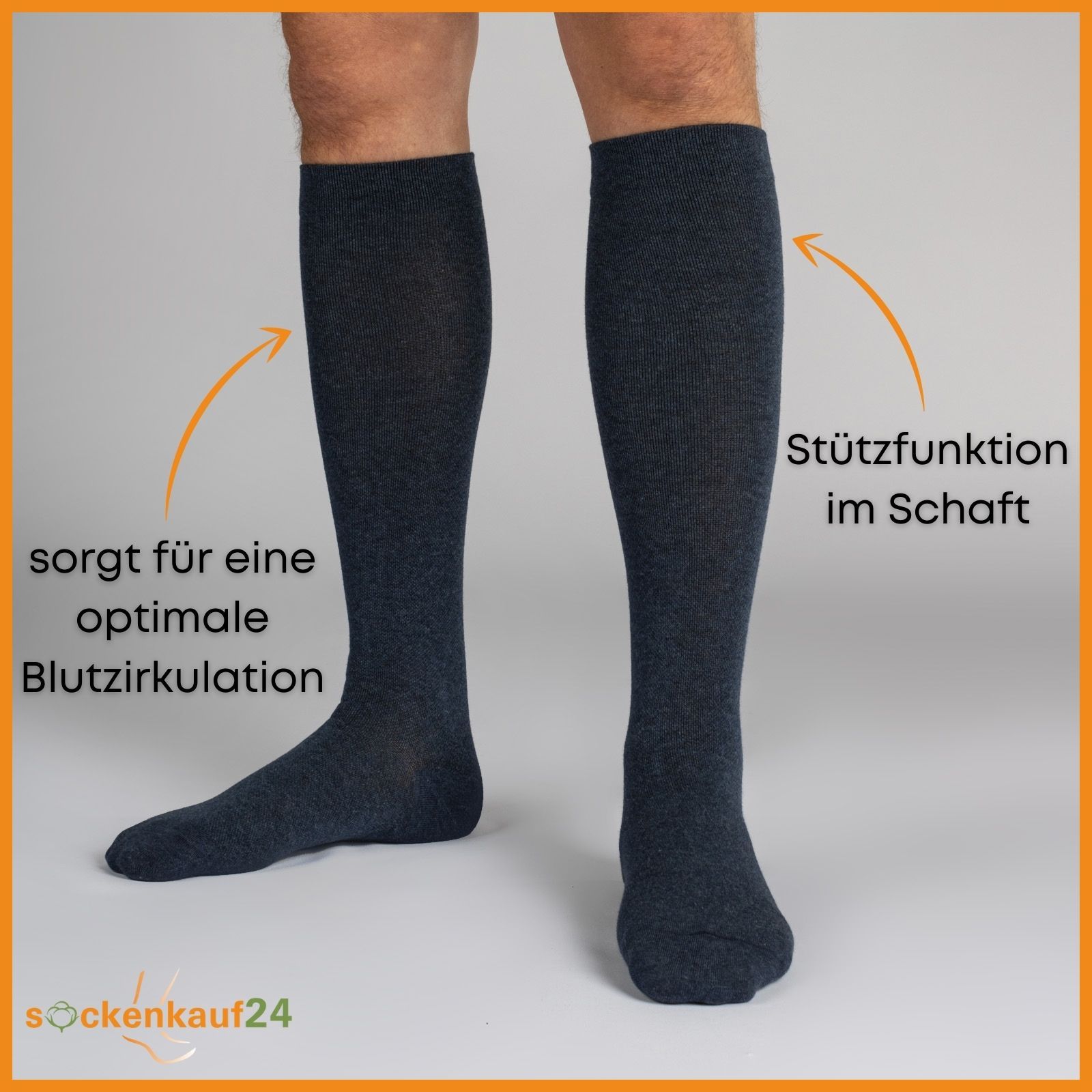 Person trägt dunkelblaue Kompressionsstrümpfe. Pfeile zeigen auf Eigenschaften: optimale Blutzirkulation, Stützfunktion.