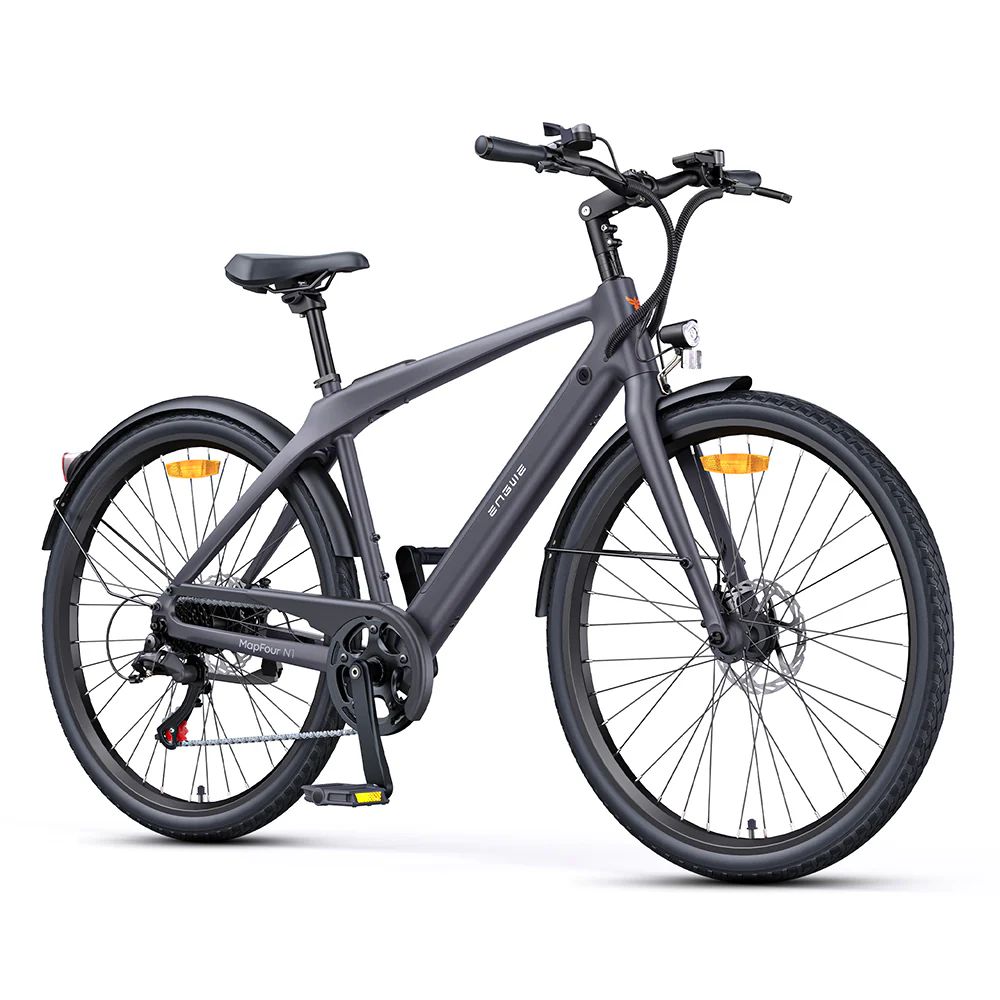 Graues Elektrofahrrad, leicht schräg. Schwarze Reifen, Schutzbleche und Details. Sichtbar: Sattel, Lenker, Pedale, Kette und Bremsen.