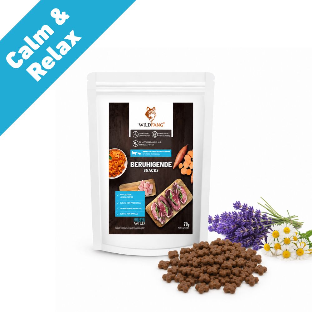 Hundefutter-Beutel mit der Aufschrift "BERUHIGENDE SNACKS". Daneben liegen Knochen-Snacks, Kamille und Lavendel.