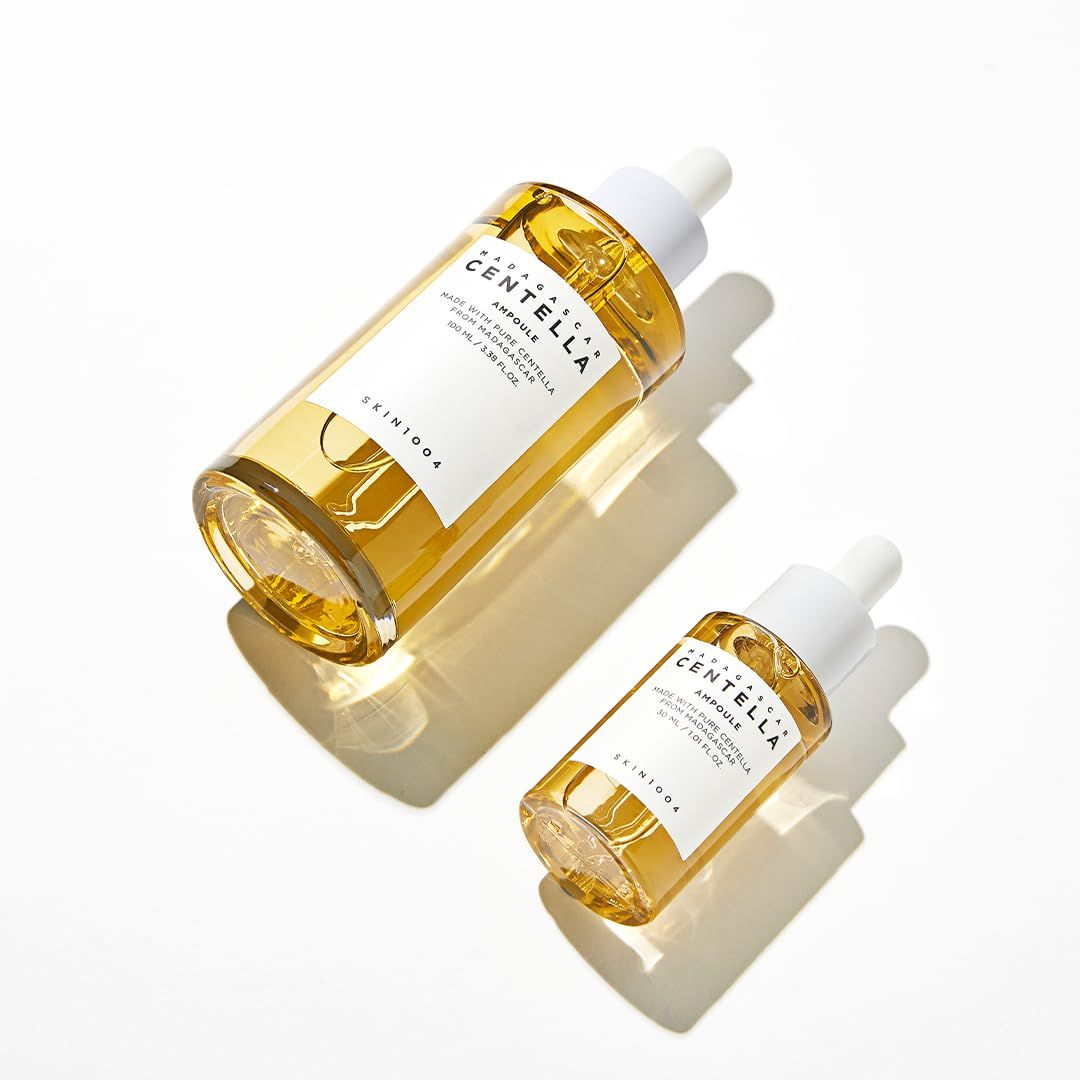 Zwei Flaschen SKIN1004 Centella Ampoule, eine große und eine kleine.