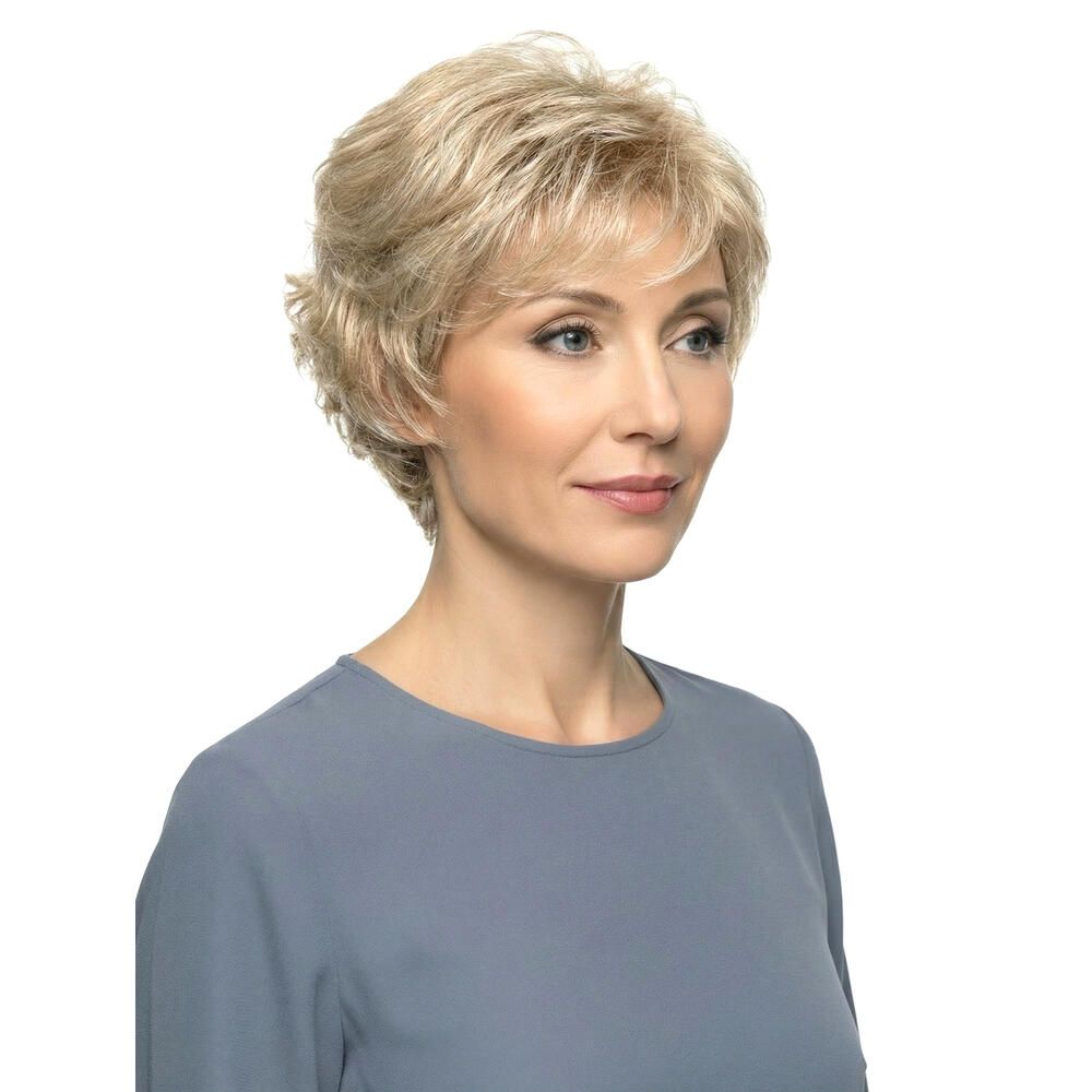 Blonde, gewellte Kurzhaarperücke. Frau mit blauem Oberteil, Dreiviertelansicht.