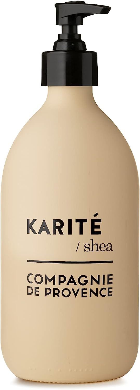 Beige Flasche mit schwarzem Pumpkopf. Text: Karité/Shea, Compagnie de Provence. Produktname nicht angegeben.