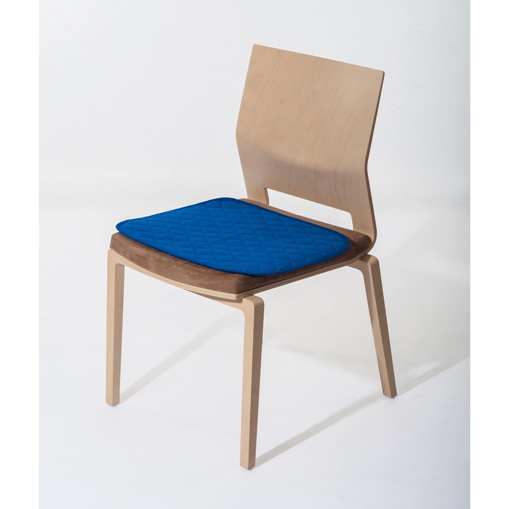Blaue Sitzauflage auf einem Stuhl. Quadratisch, gesteppt. Holzstuhl mit brauner Sitzfläche.
